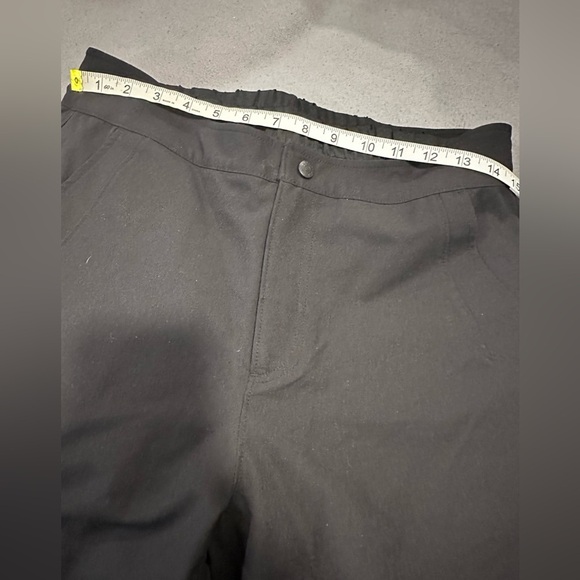 NWOT L.L. Bean Women's Comfort Cycling Capri with Cushioned Inner Short. M Black - Picture 3 of 15